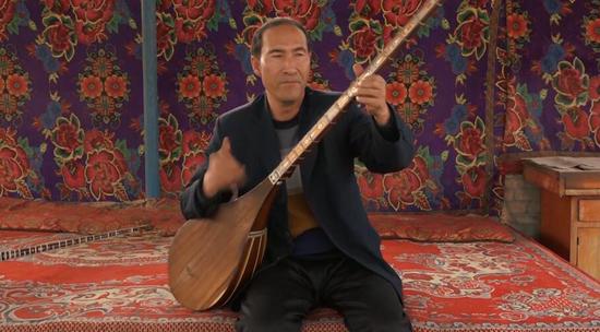 弹唱手法娴熟的新疆兵团都塔尔艺人