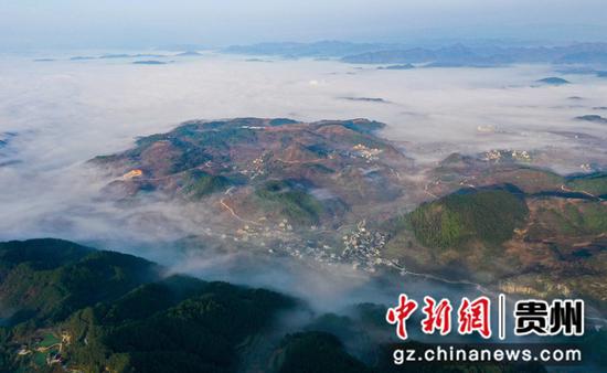 3月9日，无人机拍摄的贵州省铜仁市松桃苗族自治县世昌街道盘报村上空的平流雾景观。