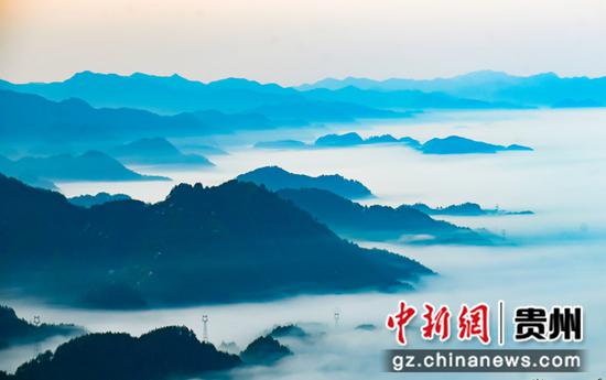 3月9日，贵州省铜仁市松桃苗族自治县盘石镇响水洞村上空的平流雾景观。