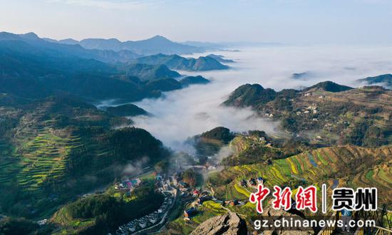 3月9日，摄影爱好者在贵州省铜仁市松桃苗族自治县盘石镇响水洞村的山顶上拍摄平流雾景观。