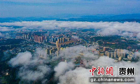 3月9日，无人机拍摄的贵州省铜仁市松桃苗族自治县县城上空的平流雾景观。