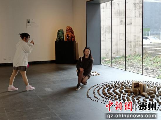 3月10日，游客在贵州美术馆“新青年”艺术邀请展打卡拍照 。