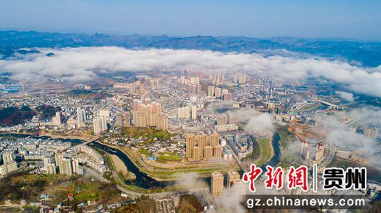 3月9日，无人机拍摄的贵州省铜仁市松桃苗族自治县县城上空的平流雾景观。