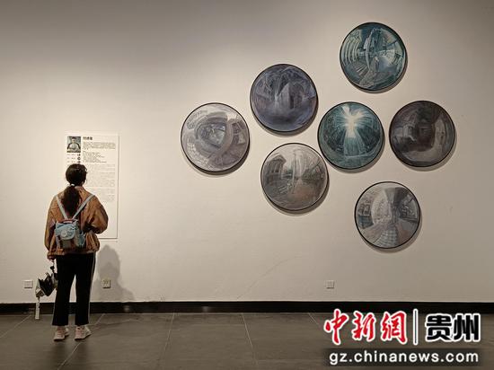 3月10日，游客在贵州美术馆“新青年”艺术邀请展中观展。