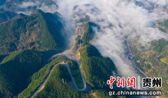 3月9日，无人机拍摄的贵州省铜仁市松桃苗族自治县世昌街道沟咀村上空的平流雾景观。