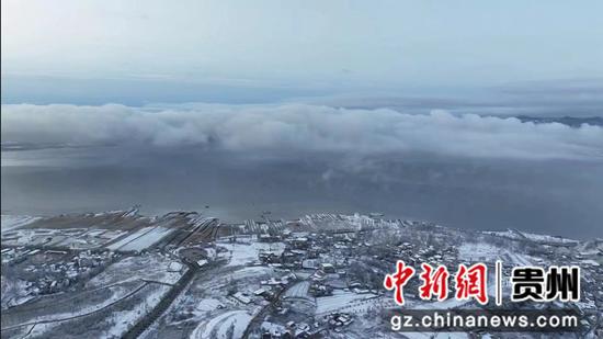 航拍贵州威宁三月飞雪