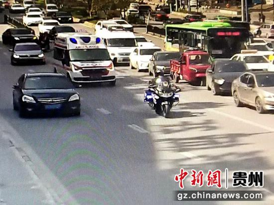 图一仁怀特警为救护车开道