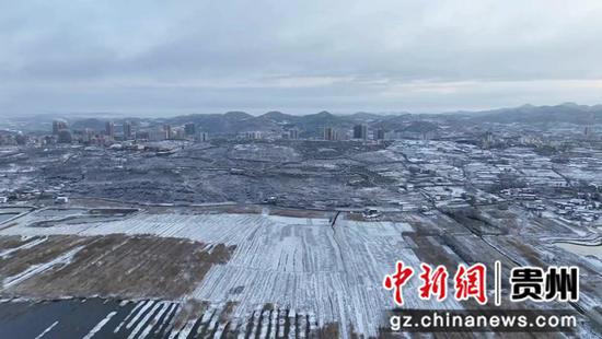 航拍贵州威宁三月飞雪