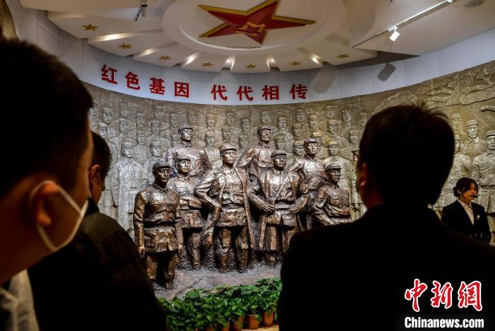 民众参观新疆兵团第六师五家渠市将军纪念馆。　刘新 摄