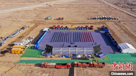 巴州—铁干里克—若羌750千伏输变电工程近日在新疆巴音郭楞蒙古自治州库尔勒市开工。　杨阳 摄