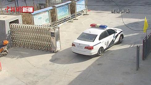 新疆乌什：小男孩晕倒路边 执勤交警紧急送医