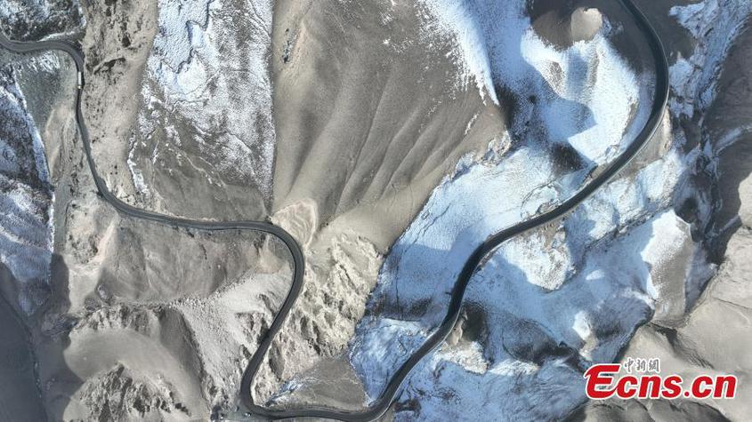 Aerial view shows the Xinjiang-Tibet Highway passing through mountains. As one of the world's highest motorable roads, Xinjiang-Tibet Highway, or China National Highway 219, connects northwest China's Xinjiang Uyghur Autonomous Region and southwest China's Tibet Autonomous Region with an average altitude of over 4,500 meters. (Photo: China News Service/Sun Tingwen)
