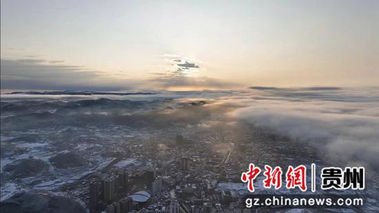 航拍贵州威宁三月飞雪.