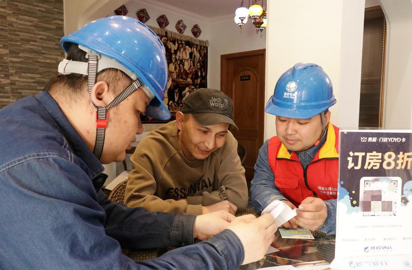 3月14日，国网吐鲁番供电公司党员服务队在高昌区巴格日路阿伊湾客栈开展上门用电宣传服务活动。刘栋 摄