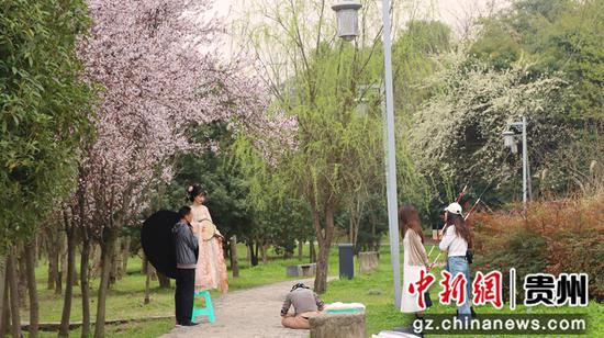 市民在贵阳市花溪区十里河滩拍照。