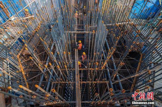 工人在花江峡谷大桥6号主塔上施工。