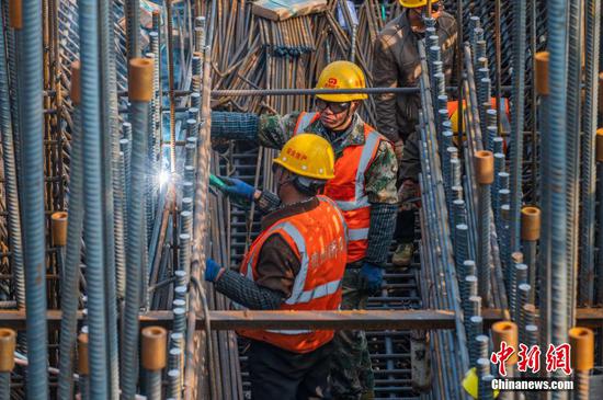 工人在花江峡谷大桥6号主塔上施工。
