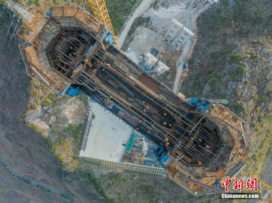3月13日，贵州花江峡谷大桥建设现场一派繁忙，大桥6号主塔上横梁底板钢筋全部安装完成。
