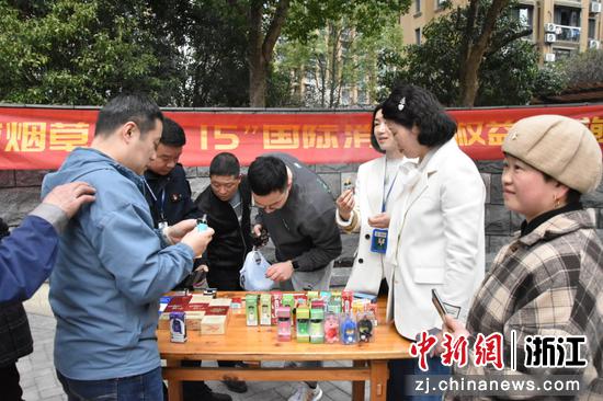 图为普法咨询活动现场。杭州市烟草专卖局 供图