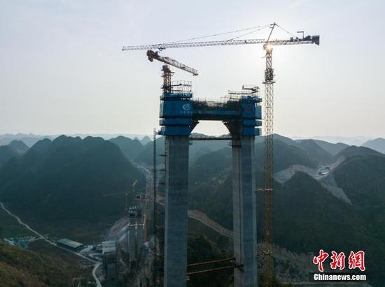 3月13日，航拍工人在花江峡谷大桥6号主塔上施工。