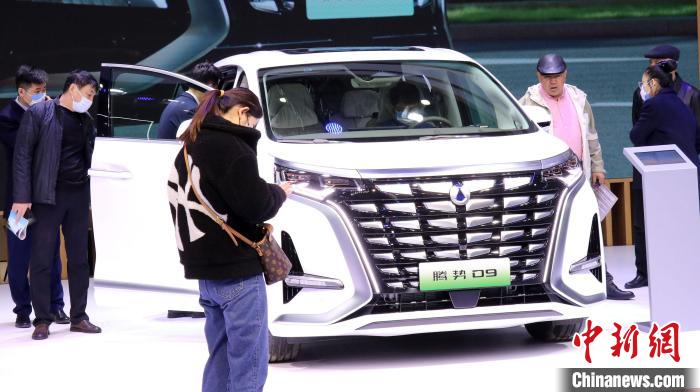 腾势汽车是首次来到新疆的新能源汽车品牌。　王小军 摄