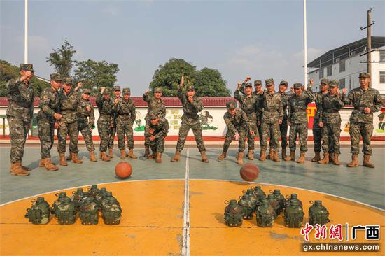 官兵们正在玩军营“保龄球”游戏。刘承润  摄