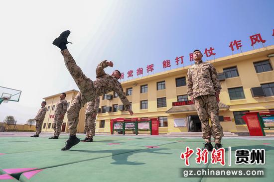 武警贵阳支队开展摔擒技法训练。