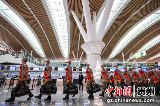 新兵列队进入贵阳龙洞堡国际机场航站楼。 瞿宏伦 摄