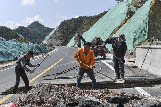 台州市仙居县境内S319省道公路建设现场，施工人员正在施工。 陈月明（通讯员） 摄