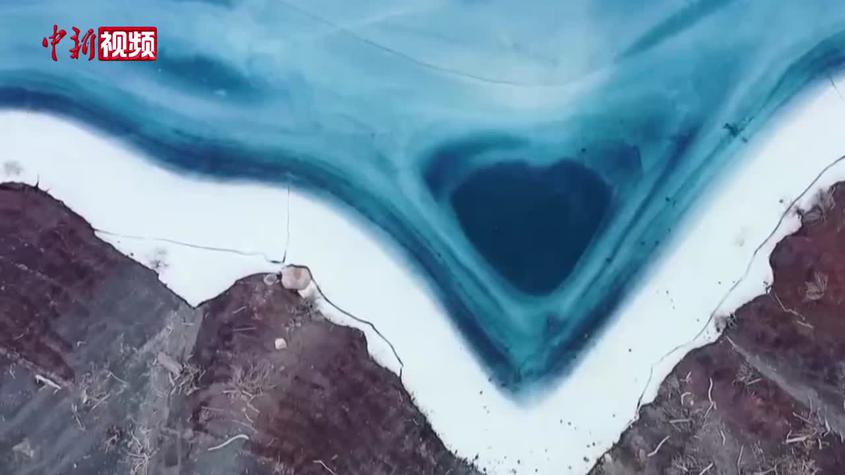 新疆：肯斯瓦特湖冰层融化 “海蓝之心”现天山
