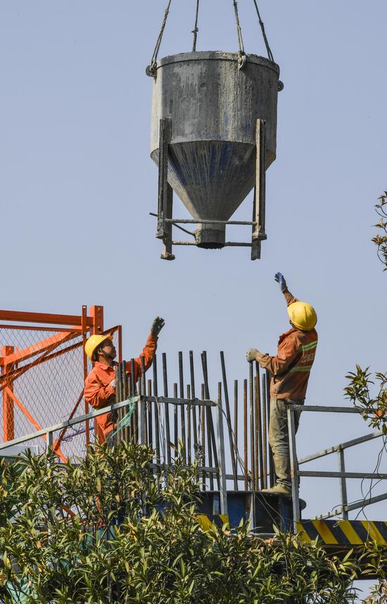 　　在351国道台州市仙居县福应街道境内高架桥项目施工现场，工人正在施工作业。 陈月明（通讯员） 摄