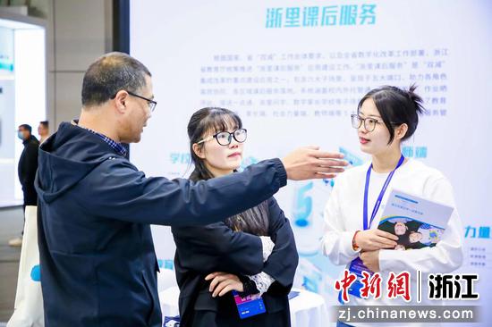 好多素教工作人员现场演示。 罗阳供图