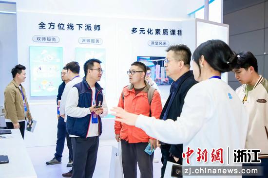 好多素教工作人员正在展示方案。 罗阳供图