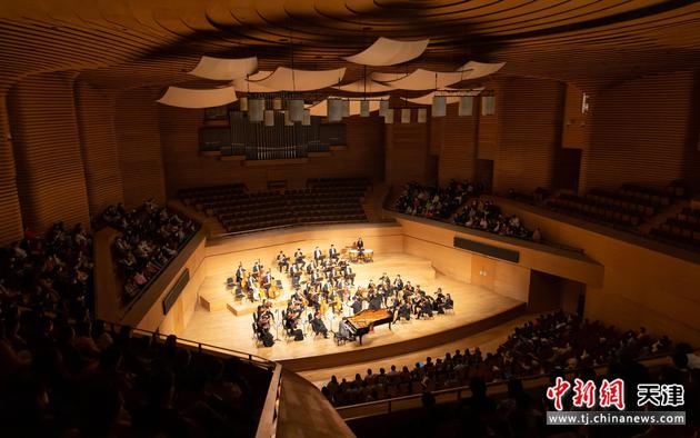 18日，“全套贝多芬系列音乐会”首场演出在天津上演。王在御 摄