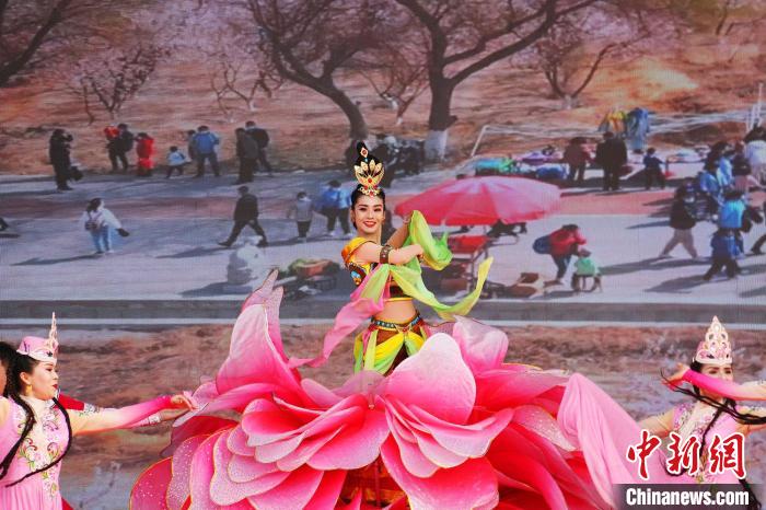 新疆吐魯番杏花節主會場首日接待游客超10萬人次 現場簽約金額逾8億