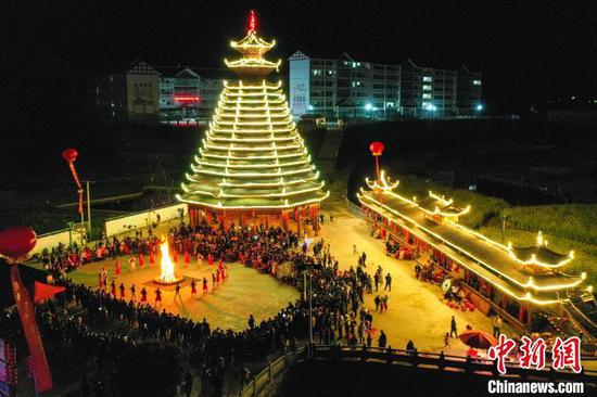 村民和游客在贵州剑河围着篝火载歌载舞。　晏学源 摄