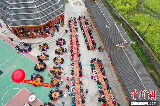 村民和游客在贵州剑河共同享受长桌宴。　杨家孟 摄