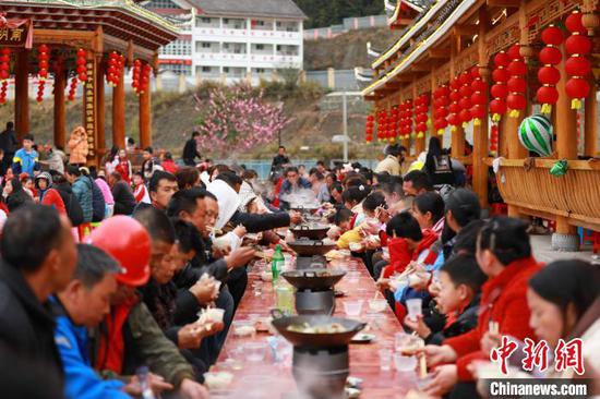 村民和游客在贵州剑河共同享受长桌宴。　杨家孟 摄