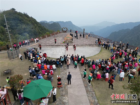 游客正在观看瑶族民俗表演。刘卓  摄