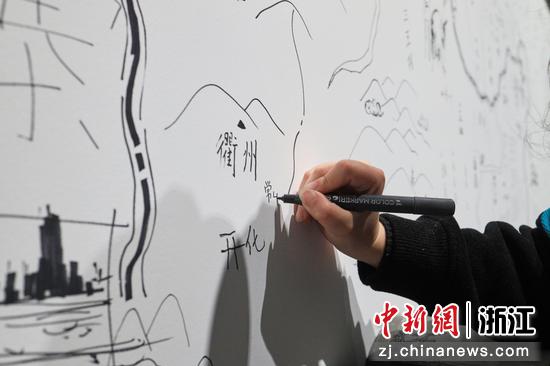 观众在“艺术乡建”墙上写下自己的家乡。  徐梓齐（实习生） 摄