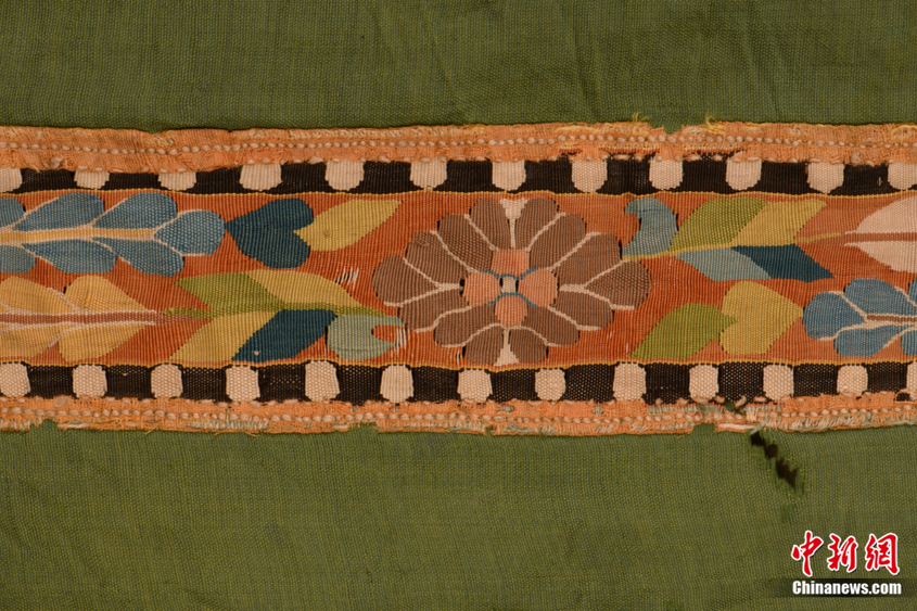 飾緙絲邊緣絹棉袍(局部)。新疆喀什地區博物館供圖