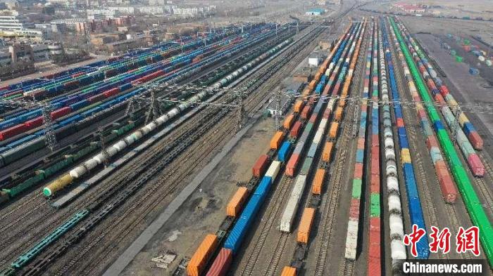 新疆阿拉山口鐵路口岸通行中歐班列累計突破3萬列