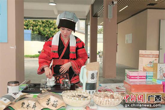 来自广西金秀瑶族自治县的参展商正在泡制野生红茶。严志强  摄