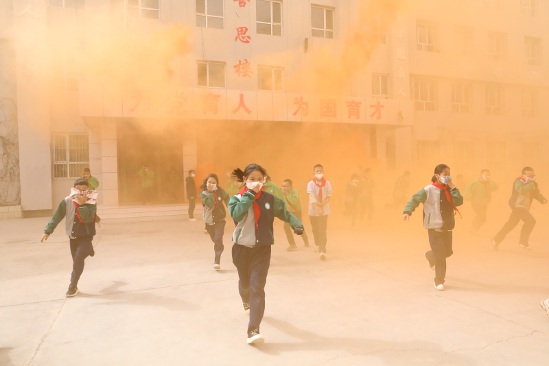 新疆阿克蘇：全國中小學生安全教育日 2000名師生共享消防大餐