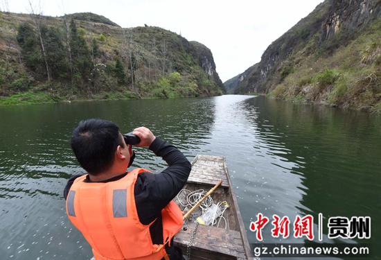 在贵州省铜仁市松桃苗族自治县，世昌街道石花社区，工作人员在进行水质监测采样