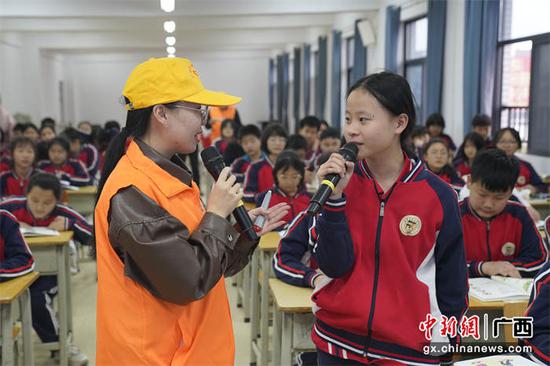 中国铁路南宁局青马讲师蒋丽杰为学生普及铁路安全知识。冷鹏飞 摄