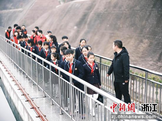 桥下小学师生参观桥下水厂 黄乐骁供图