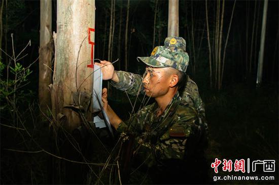 3月23日，武警官兵在记录标记点。刘坚 摄