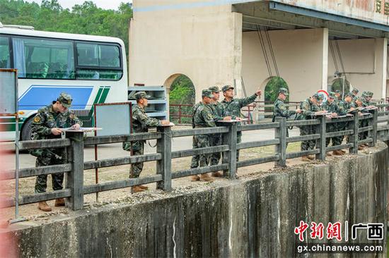 3月24日，武警官兵分析周边地形，确定站立点。刘坚 摄