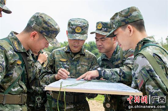 3月23日，武警官兵认真分析现地地形。刘坚 摄